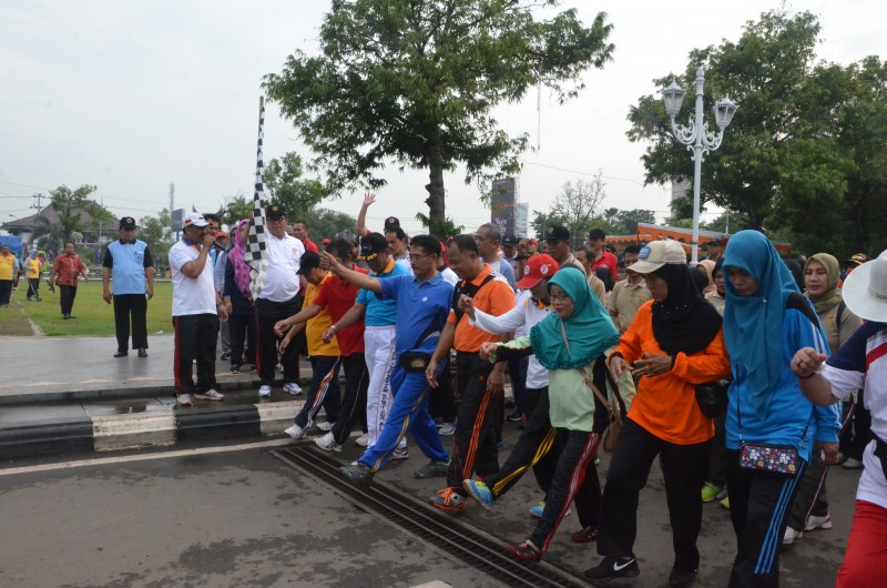 Peringati HUT Korpri dan HUT PGRI, ASN Ikuti Jalan Sehat