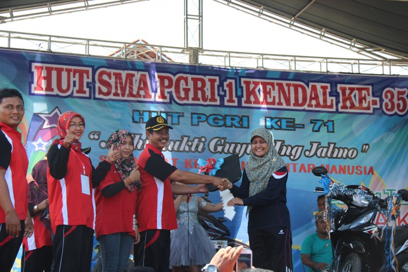 RIBUAN PESERTA IKUTI JALAN SEHAT HUT SMAPIK