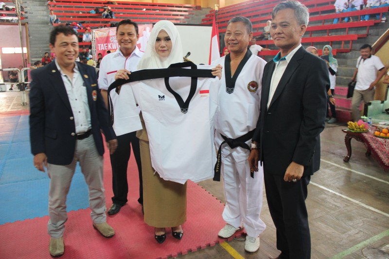 SABUK HITAM DAN I TAE KWON DO DISEMATKAN KEPADA BUPATI KENDAL