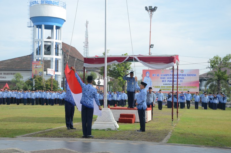 KENDAL PERINGATI SEKALIGUS HUT KORPRI KE -45, HUT PGRI KE 71 DAN HARI GURU NASIONAL