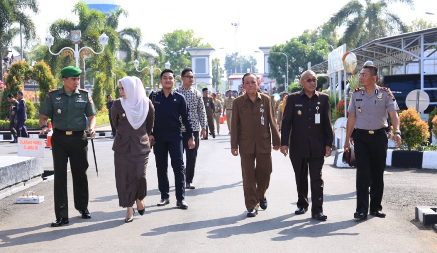 Ibu Bupati Kendal beserta jajarannya menuju venue upacara