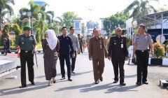 Ibu Bupati Kendal beserta jajarannya menuju venue upacara