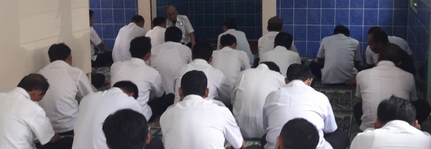 jamaah sholat dzuhur di mushola al huda Sekda Kendal