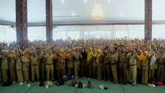 Bupati Mirna Annisa Menyerahkan Sertifikat Penguatan Kepala Sekolah