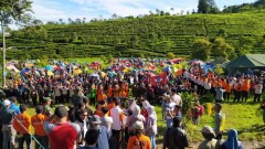 BUPATI KENDAL KEMBALI MENANAM POHON DI LERENG GUNUNG UNGARAN