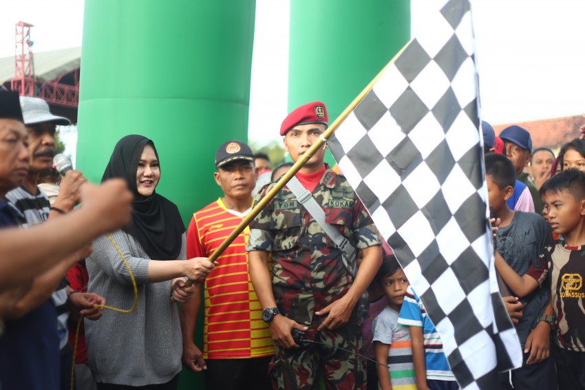 KEMERIAHAN JALAN SEHAT DI PLANTARAN KALIWUNGU SELATAN