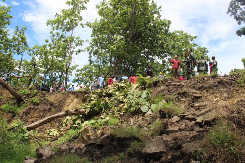 KUNJUNGAN BUPATI DI LOKASI JALAN LONGSOR DSN CIPLUK, SIDODADI, PATEAN