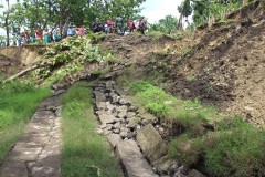 KUNJUNGAN BUPATI DI LOKASI JALAN LONGSOR DSN CIPLUK, SIDODADI, PATEAN