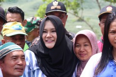 KUNJUNGAN BUPATI DI LOKASI JALAN LONGSOR DSN CIPLUK, SIDODADI, PATEAN