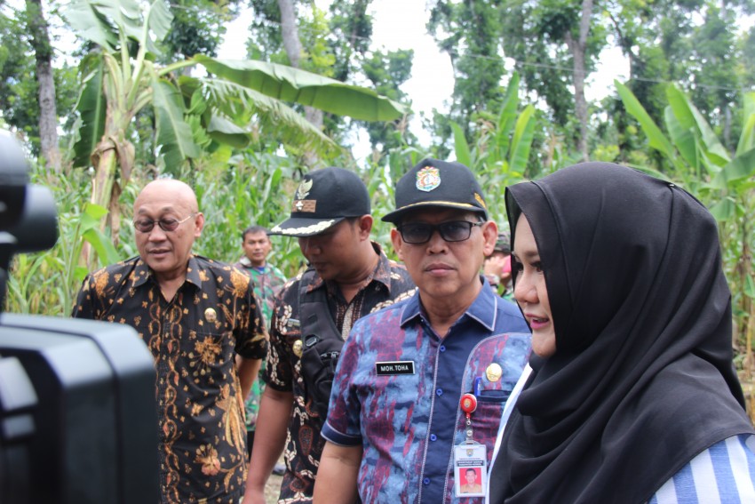 KUNJUNGAN BUPATI DI LOKASI JALAN LONGSOR DSN CIPLUK, SIDODADI, PATEAN