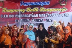 Bupati Kendal, dr. Mirna Annisa, M.Si., mencanangkan Kampung Batik
