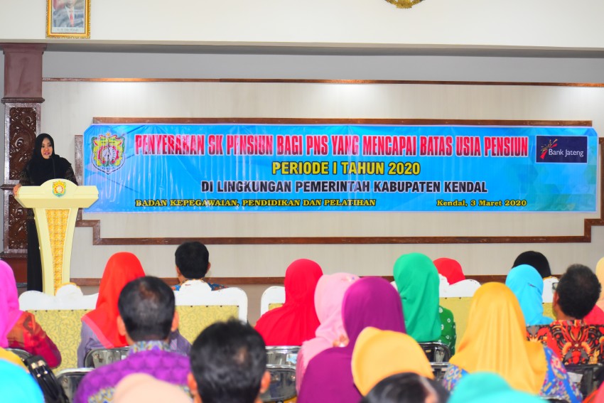BUPATI KENDAL MENYERAHKAN SK PENSIUN, 3 MARET 2020 DI PENDOPO