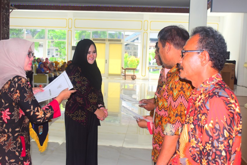 BUPATI KENDAL MENYERAHKAN SK PENSIUN, 3 MARET 2020 DI PENDOPO