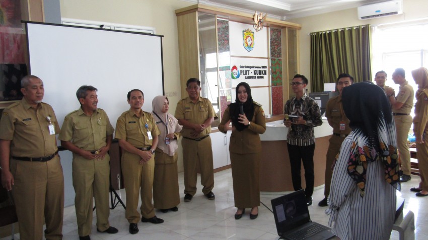 BUPATI KENDAL MEMBUKAAN PELATIHAN MENGANYAM DI GEDUNG PLUT