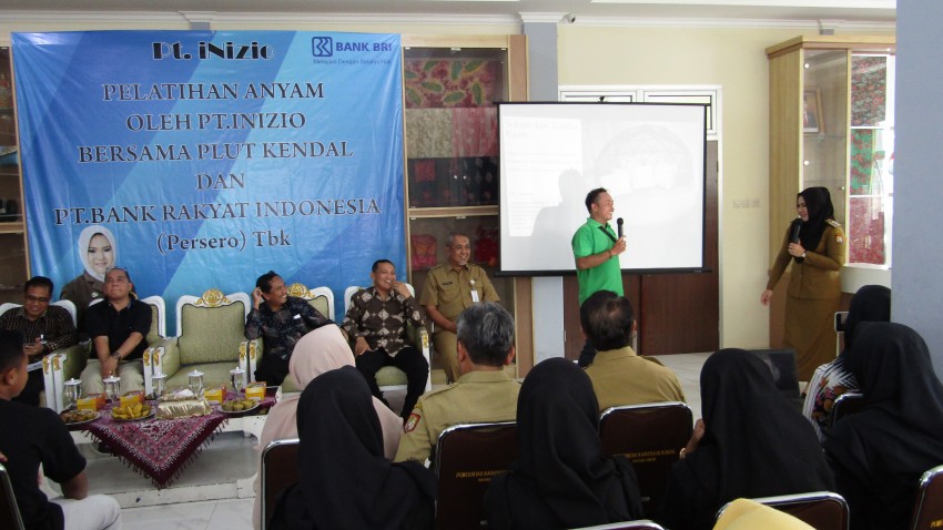 BUPATI KENDAL MEMBUKAAN PELATIHAN MENGANYAM DI GEDUNG PLUT