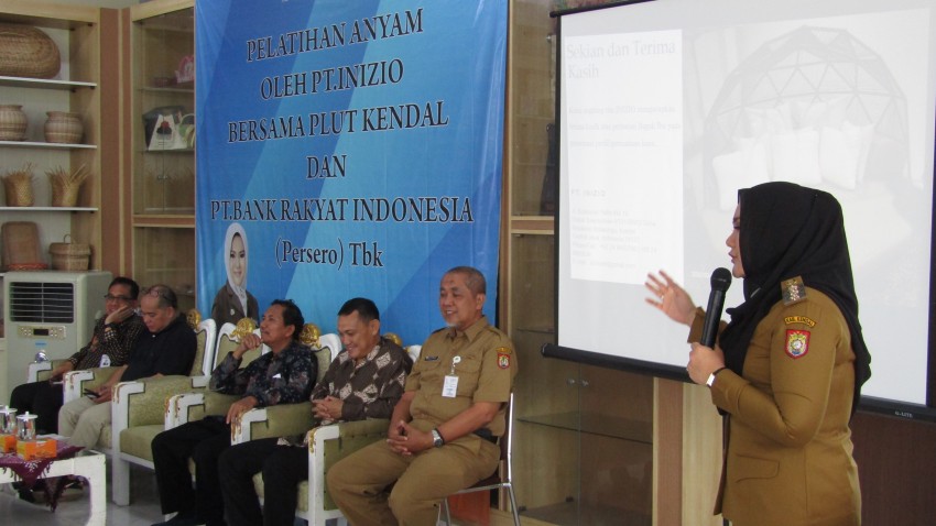 BUPATI KENDAL MEMBUKAAN PELATIHAN MENGANYAM DI GEDUNG PLUT