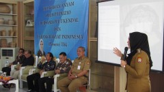 BUPATI KENDAL MEMBUKAAN PELATIHAN MENGANYAM DI GEDUNG PLUT