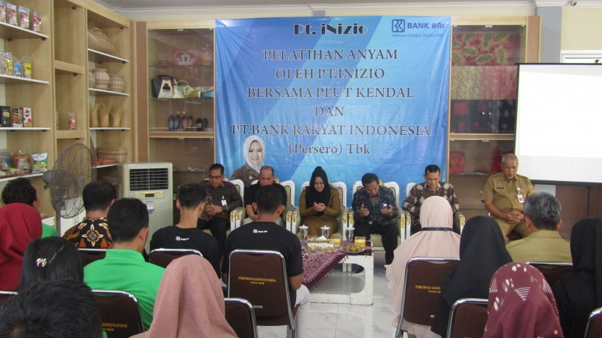 BUPATI KENDAL MEMBUKAAN PELATIHAN MENGANYAM DI GEDUNG PLUT