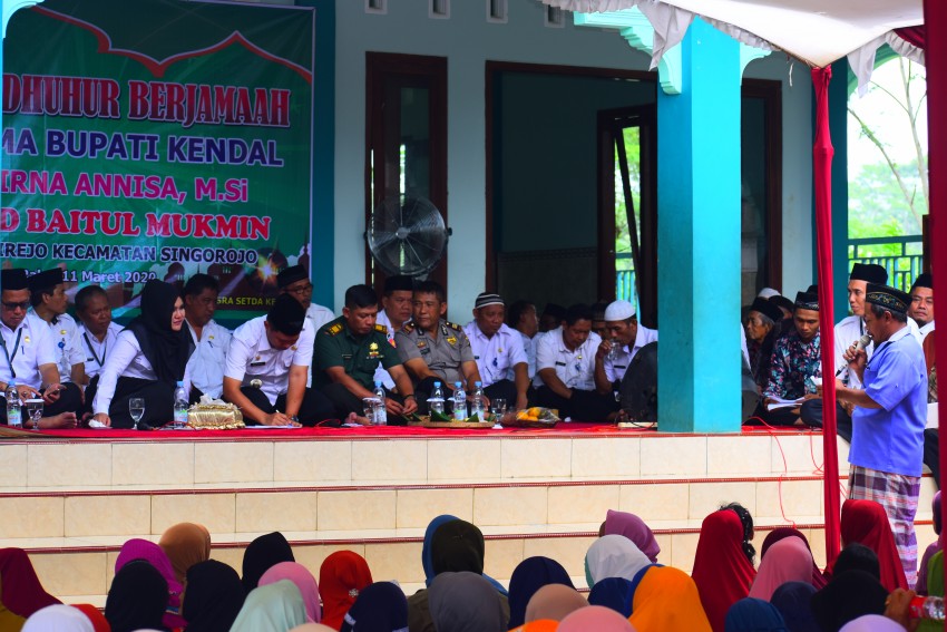 DIALOG BUPATI BERSAMA MASYARAKAT KALIREJO SELEPAS SHOLAT DZUHUR BERJAMAAH
