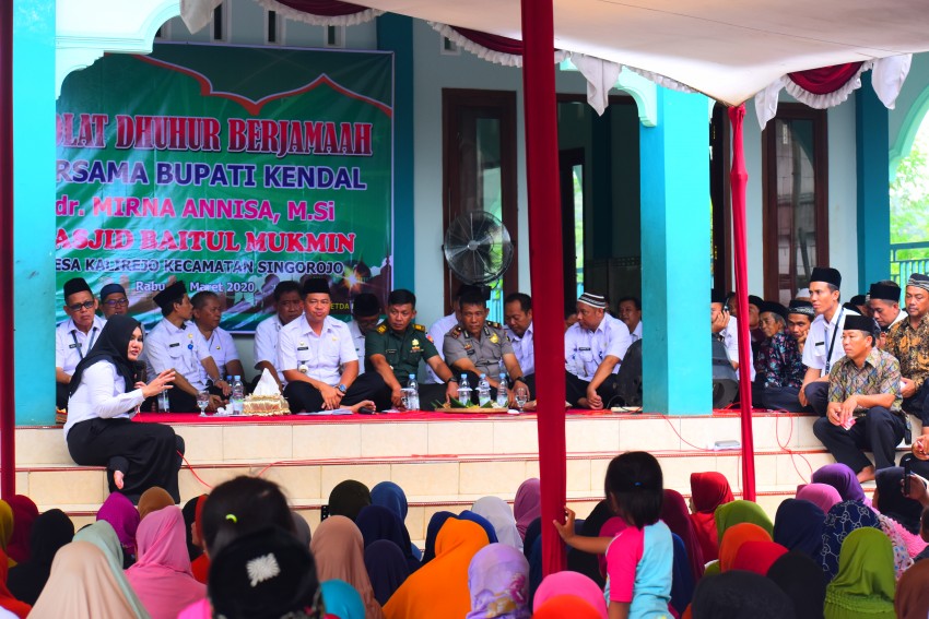DIALOG BUPATI BERSAMA MASYARAKAT KALIREJO SELEPAS SHOLAT DZUHUR BERJAMAAH