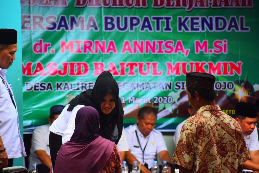 DIALOG BUPATI BERSAMA MASYARAKAT KALIREJO SELEPAS SHOLAT DZUHUR BERJAMAAH