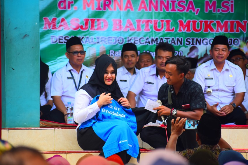 DIALOG BUPATI BERSAMA MASYARAKAT KALIREJO SELEPAS SHOLAT DZUHUR BERJAMAAH