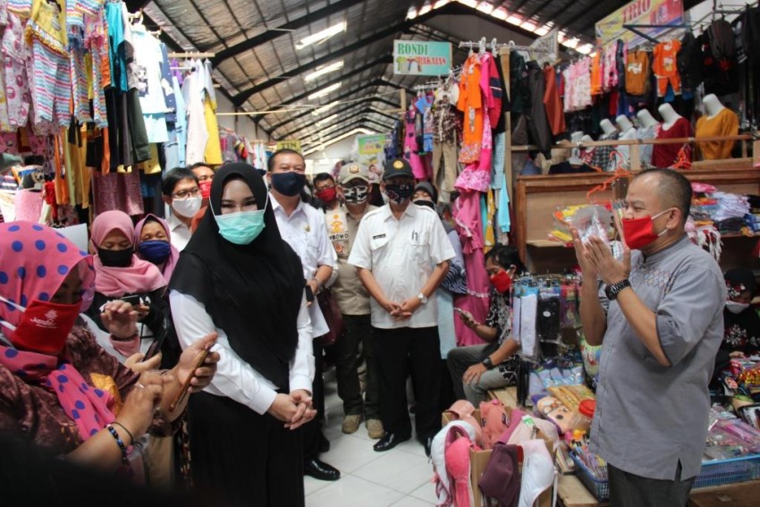 KUNJUNGAN BUPATI KENDAL DI PASAR SUKOREJO