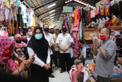 KUNJUNGAN BUPATI KENDAL DI PASAR