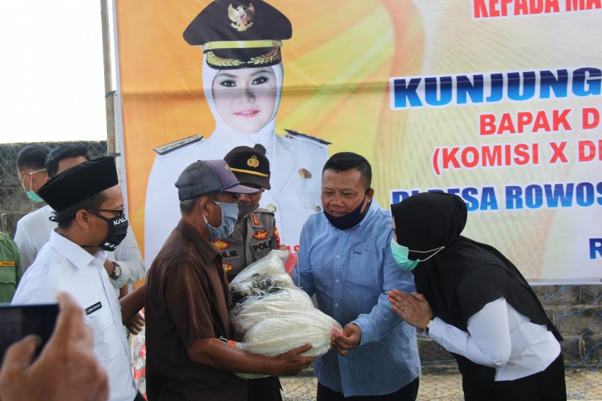 PENYERAHAN BANTUAN SEMBAKO DI DESA JATIPURWO KECAMATAN ROWOSARI