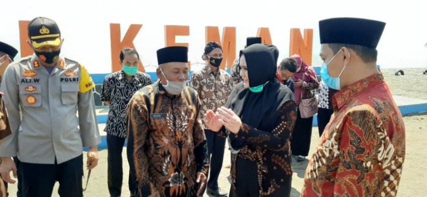 BERKUNJUNG KE WISATA, BUPATI KENDAL IMBAU WARGA PATUHI PROTOKOL KESEHATAN
