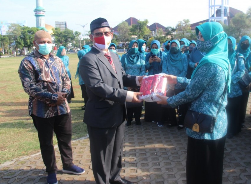 SEKDA KENDAL SERAHKAN 1000 MASKER KEPADA TIM PENGGERAK PKK