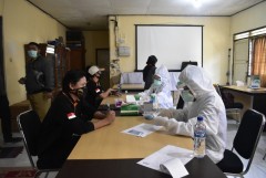 Memutus Penyebaran Covid-19, Bawaslu Kendal Lakukan Rapid Test 361 Anggota