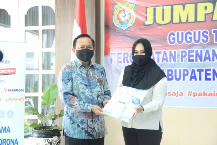 PEMKAB KENDAL TERIMA BANTUAN APD DARI DIRUT INDOSIAR DAN SCTV