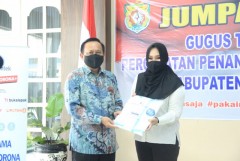 PEMKAB KENDAL TERIMA BANTUAN APD DARI DIRUT INDOSIAR DAN SCTV