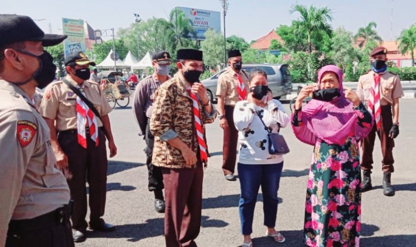KWARCAB GERAKAN PRAMUKA KENDAL BAGIKAN RIBUAN MASKER KEPADA MASYARAKAT