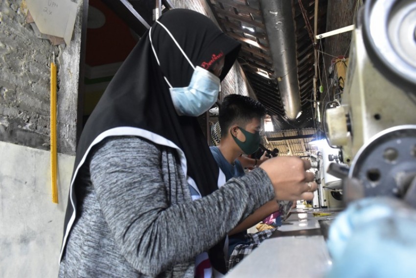 Pengusaha Konfeksi Membuat Masker hingga Menjadi Souvenir Pernikahan
