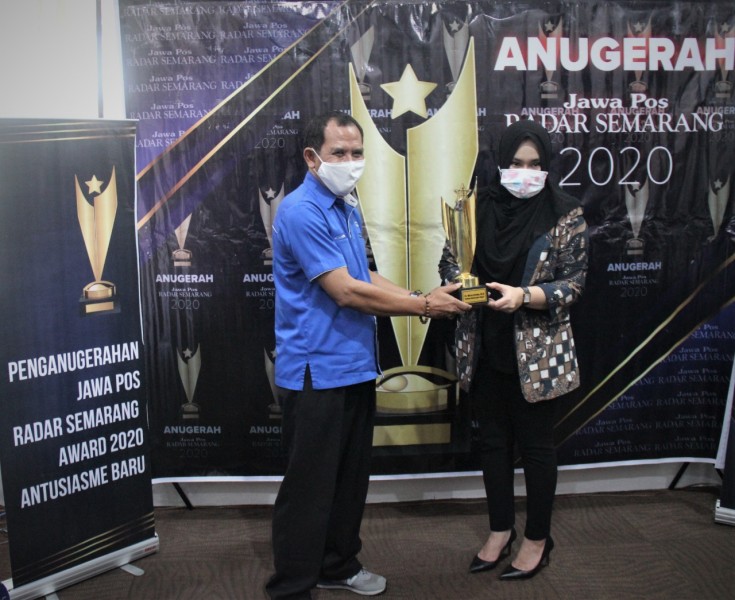 BUPATI MIRNA TERIMA PENGHARGANA DARI JAWA POS RADAR SEMARANG TAHUN 2020