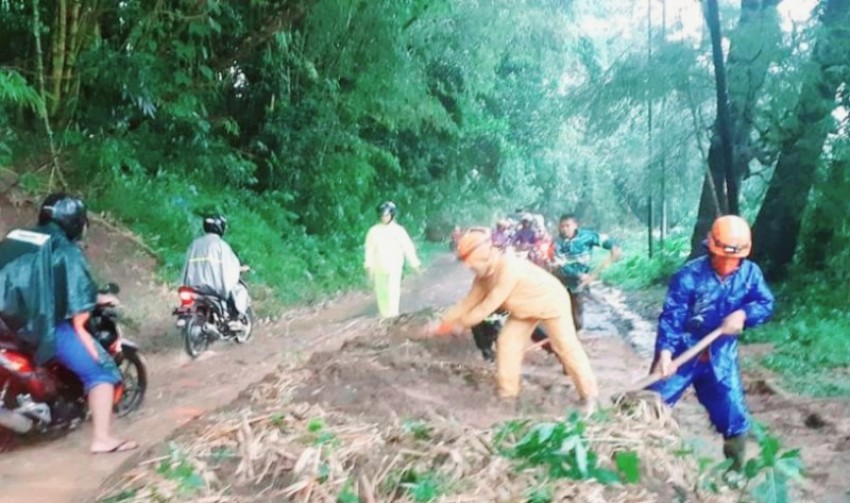 BPBD KENDAL BERGERAK CAPAT EVAKUASI TANAH LONGSOR DI JALAN KALIWUNGU-BOJA