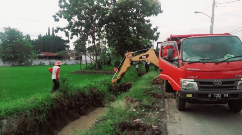 HKTI DAN DPUPR MELAKUKAN PENGERUKAN SALURAN IRIGASI DI RUMDIN BUPATI