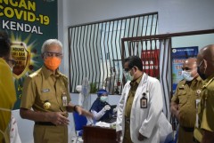 Gubernur Jateng Meninjau Proses Vaksinasi Di Kabupaten Kendal