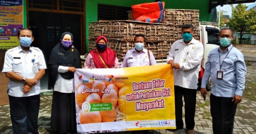 PEMKAB KENDAL SALURKAN BANTUAN TELUR KEPADA WARGA KELURAHAN KARANGSARI