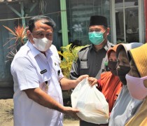PEMKAB KENDAL BERI BANTUAN SEMBAKO KEPADA WARGA TERDAMPAK BANJIR