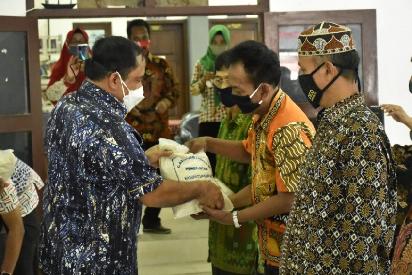 Pemerintah Kendal Memberikan Bantuan Beras Bagi Warga Terdampak Banjir