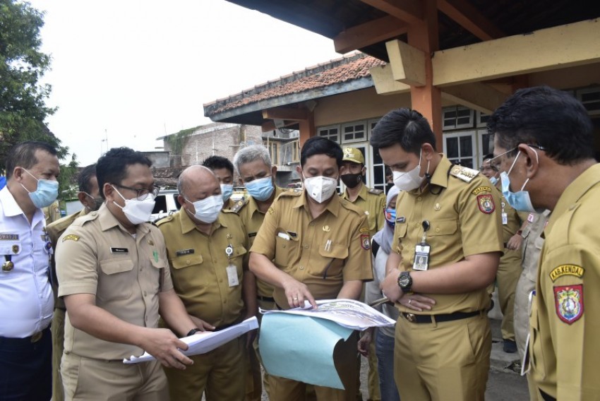 Bupati Kendal Melakukan Pengecekan Alun-Alun Kaliwungu yang akan Dibuat RTH