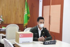 KEDUBES SINGAPURA SERAHKAN BANTUAN MASKER KEPADA PEMKAB KENDAL