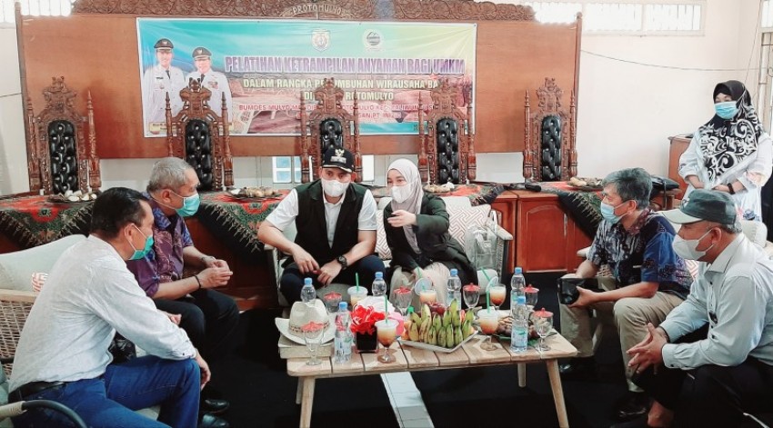 BUPATI KENDAL KUNJUNGI PELATIHAN MENGANYAM DI DESA PROTOMULYO