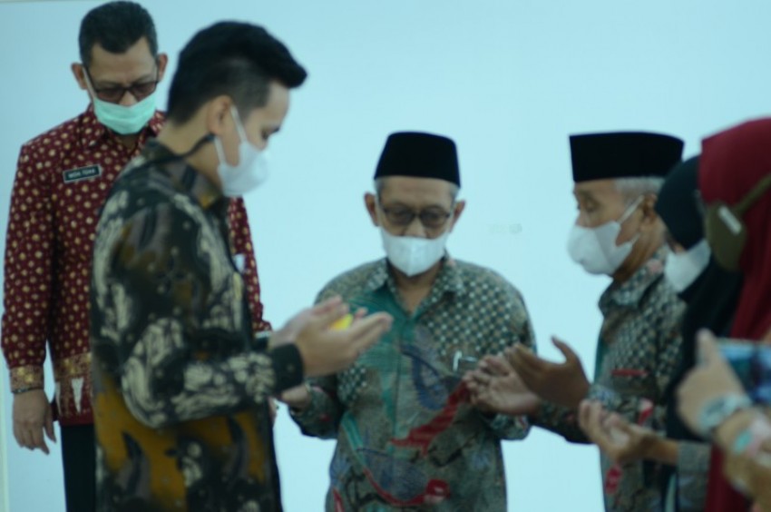 Bupati Kendal Berzakat Melalui Baznas dalam Program Gerakan Cinta Zakat