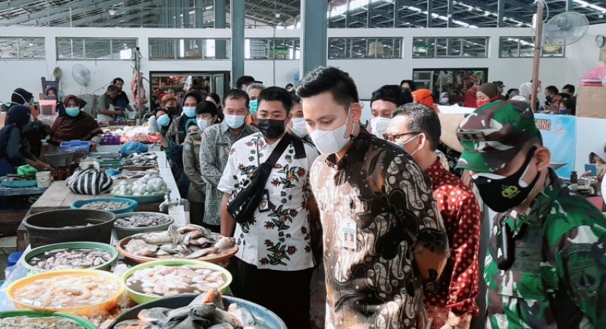 Bupati Kendal Melakukan Monitoring Harga Sembako di Pasar Pagi Kaliwungu