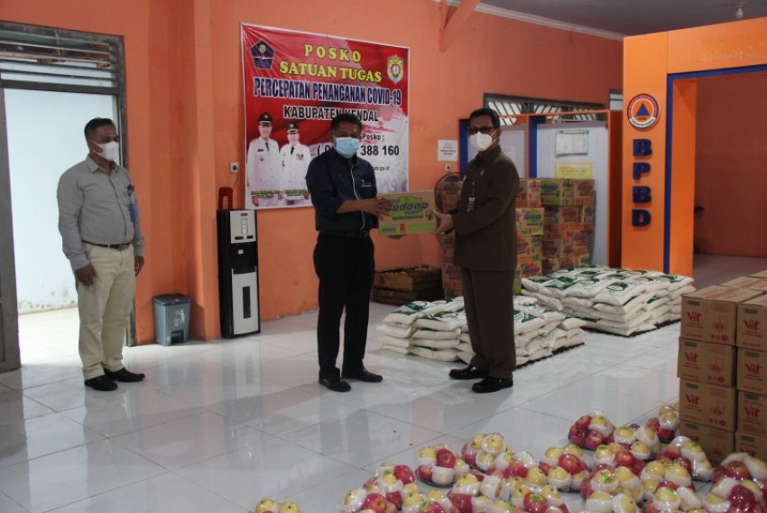 Sekda Kendal Terima Bantuan Kebutuhan Pokok dari BUMD Kendal