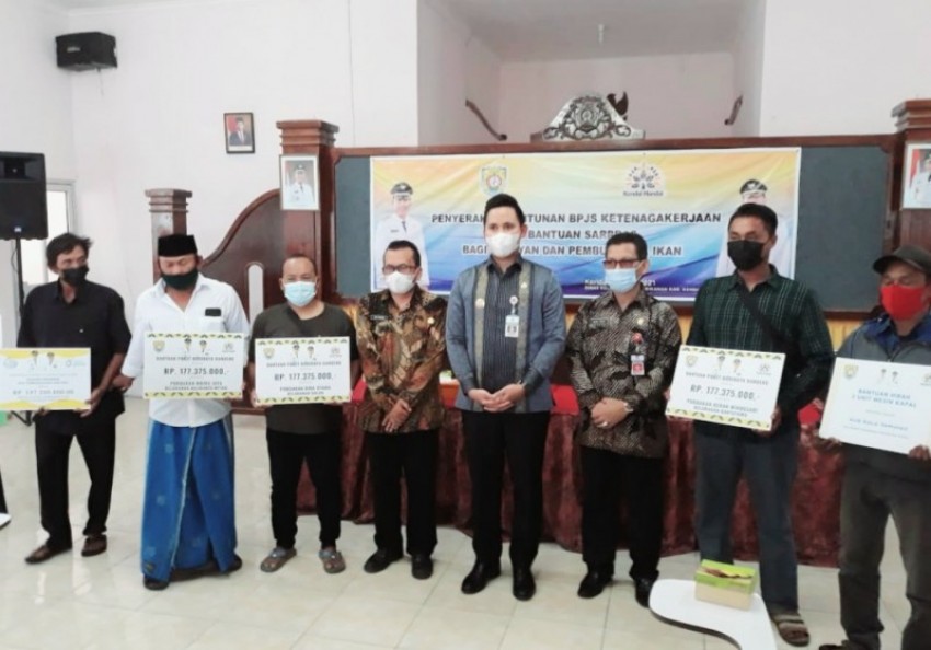 Bupati Dico Serahkan Santunan BP Jamsostek dan Sarpras Kepada Nelayan